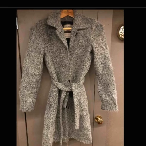  - Kappa Lexington. Grå ull. 