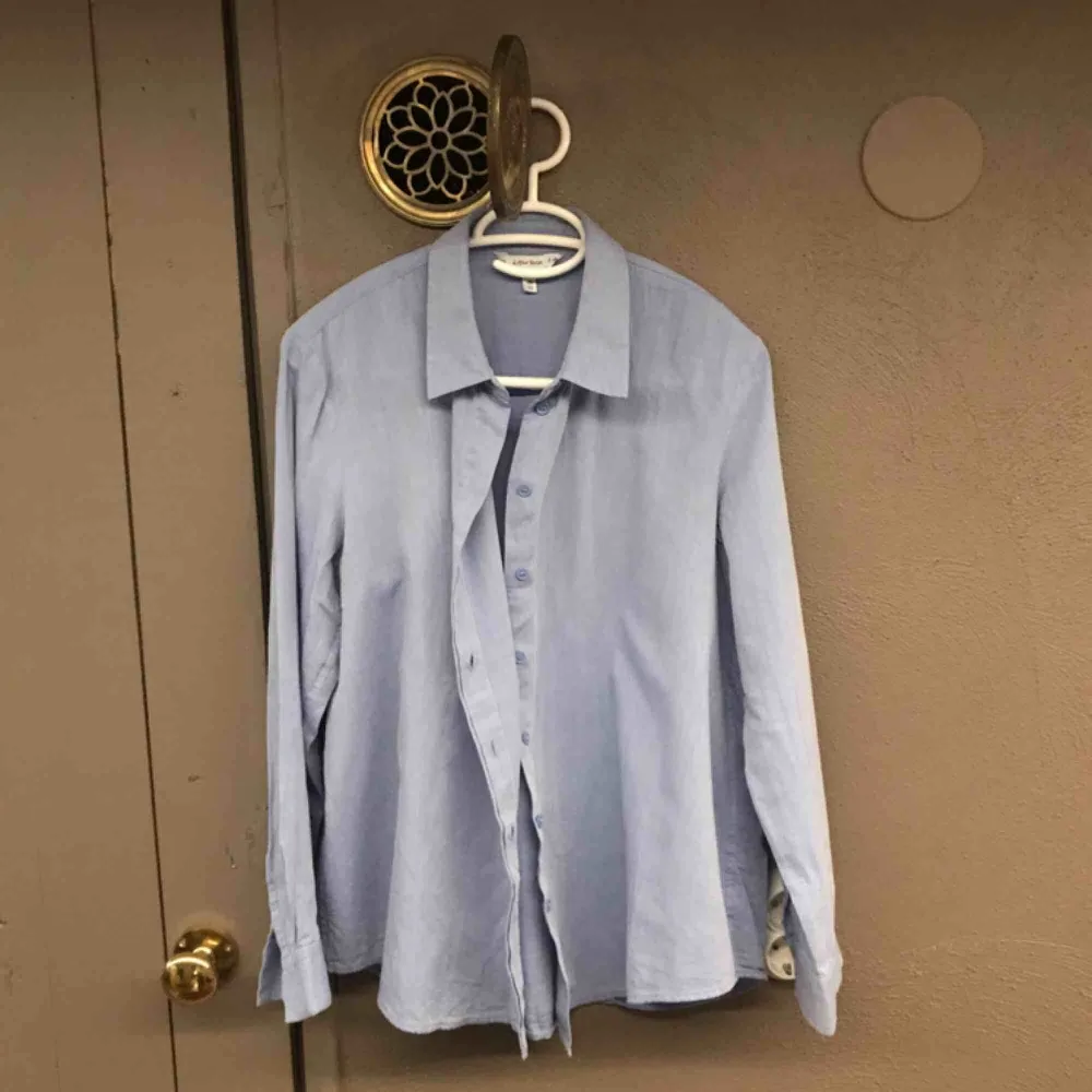 Helt oanvänd blå skjorta. Kan användas för en 36 som en oversize :) . Skjortor.