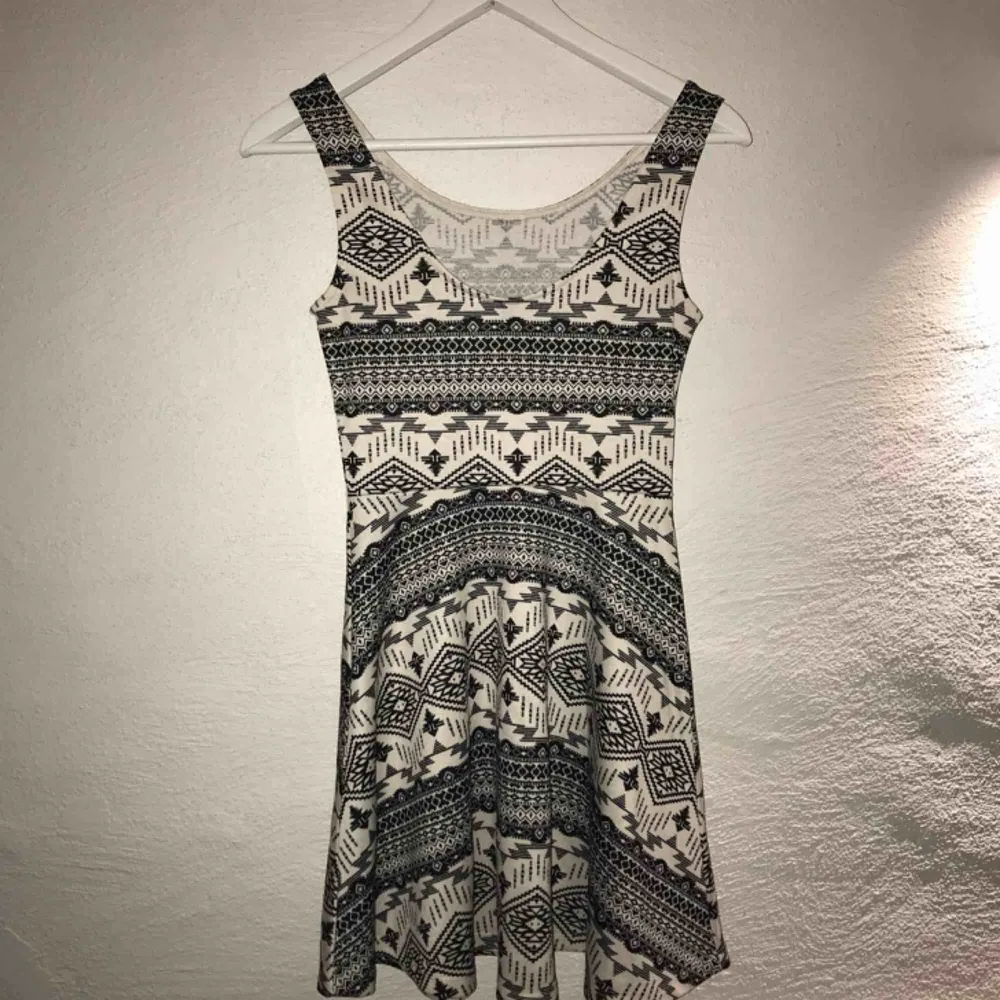 Trikå-klänning från H&M, divided. Lite lägre i ryggen (se bild 2) Som ny och endast använd en gång pga köp av fel storlek. Frakt tillkommer! 😊💗. Klänningar.