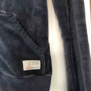  - Ursnygg kofta från Odd Molly! Otroligt skön och i gott skick! Frakt tillkommer, hör av er vid frågor! Pris kan diskuteras