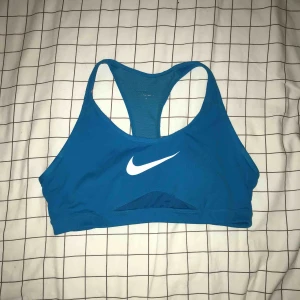  - sjukt snygg nike topp köpt här på plick. måste tyvärr sälja vidare den då den va för stor för mig. jättebra skick!
