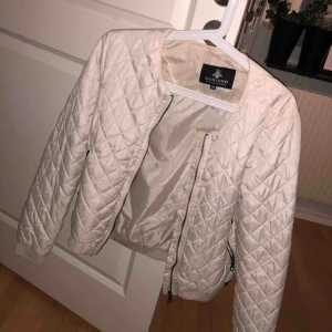  - Jättefin vår jacka i storlek 34, Frakt ingår 