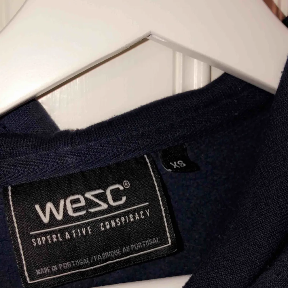 WESC hoodie, den är äkta och kommit till användning men är fortfarande i bra skick! För kille så är den XS och för tjej är den typ s/m! Pris kan diskuteras!🥀. Hoodies.