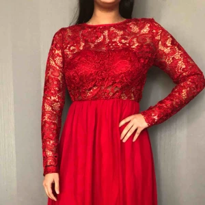  - Balklänning i röd  Jättefin bal eller bröllops klänning med spets och öppen rygg. 