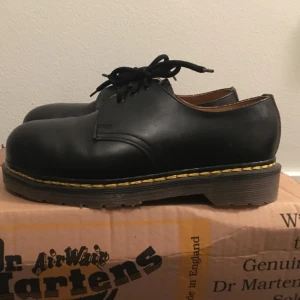  - Supercoola Dr Martens men har bara använts ett fåtal gånger på grund av fel storlek.  Storlek 38 (5) Köparen står för frakten  Hör av dig vid frågor!  Kolla gärna in mina andra annonser!