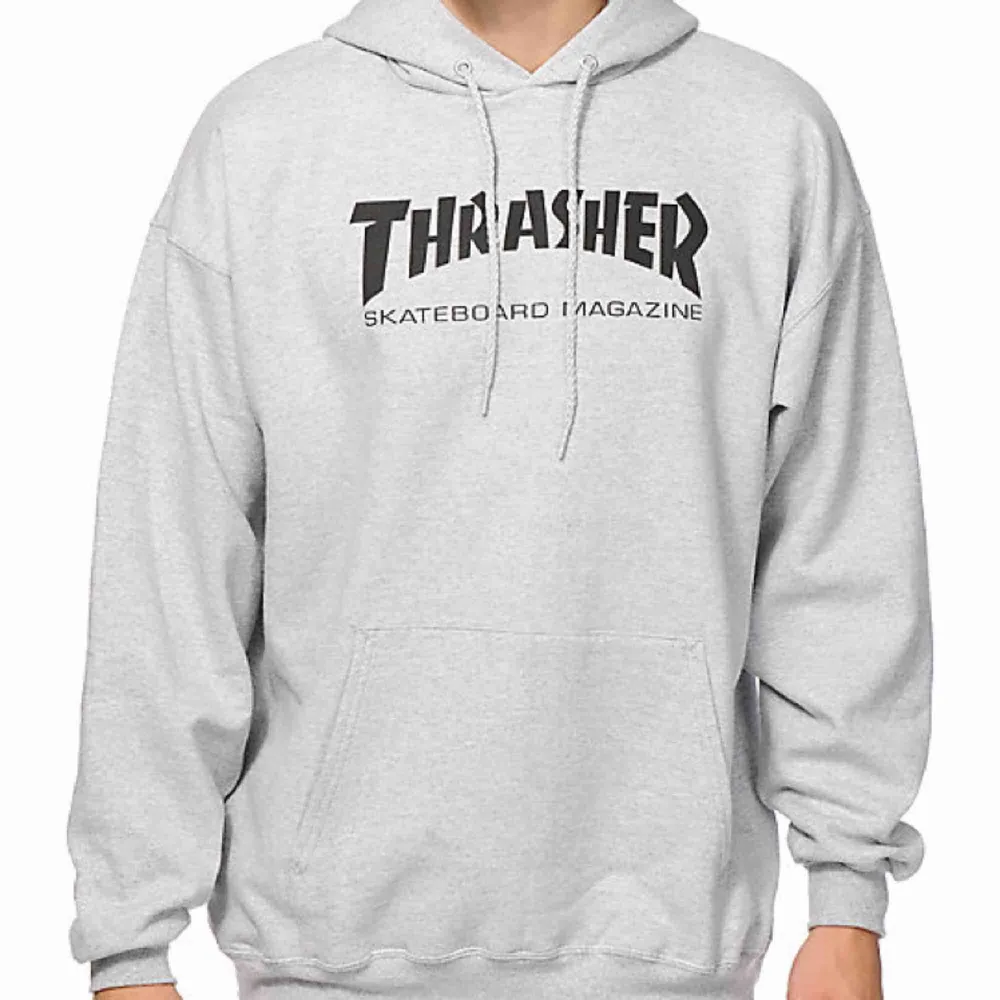Thrasher hoodie i färgen grå. Köpt på Hollywood butiken i Sthlm. Nypris 900. Finns en fläck vid axeln på tröjan men detta inget som påverkar plaggets helhet. . Hoodies.