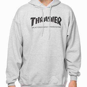 Thrasher hoodie i färgen grå. Köpt på Hollywood butiken i Sthlm. Nypris 900. Finns en fläck vid axeln på tröjan men detta inget som påverkar plaggets helhet. 
