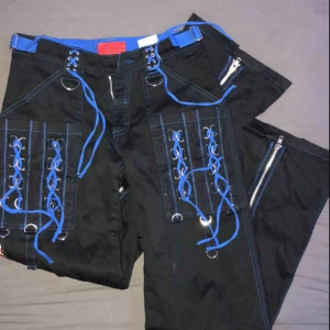  - Otroligt fräna byxor med massa detaljer. Spets, dragkedjor, fickor och olika hållar. 