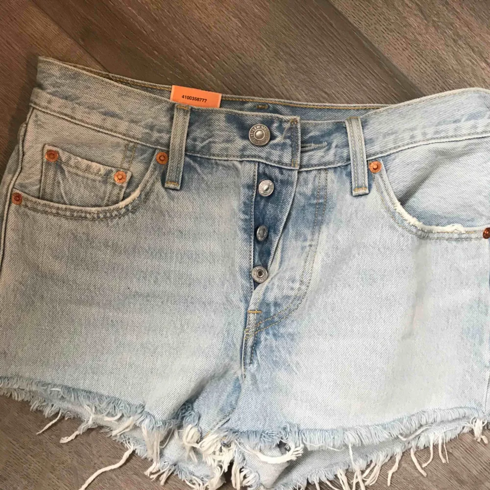 Säljer ett par helt nya Levis jeans, kommer inte till användning. Storlek 24w passar xxs/xs. Shorts.