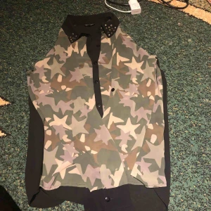  - Militär skjorta, mörkare i verkligheten. Går att dra upp armarna 