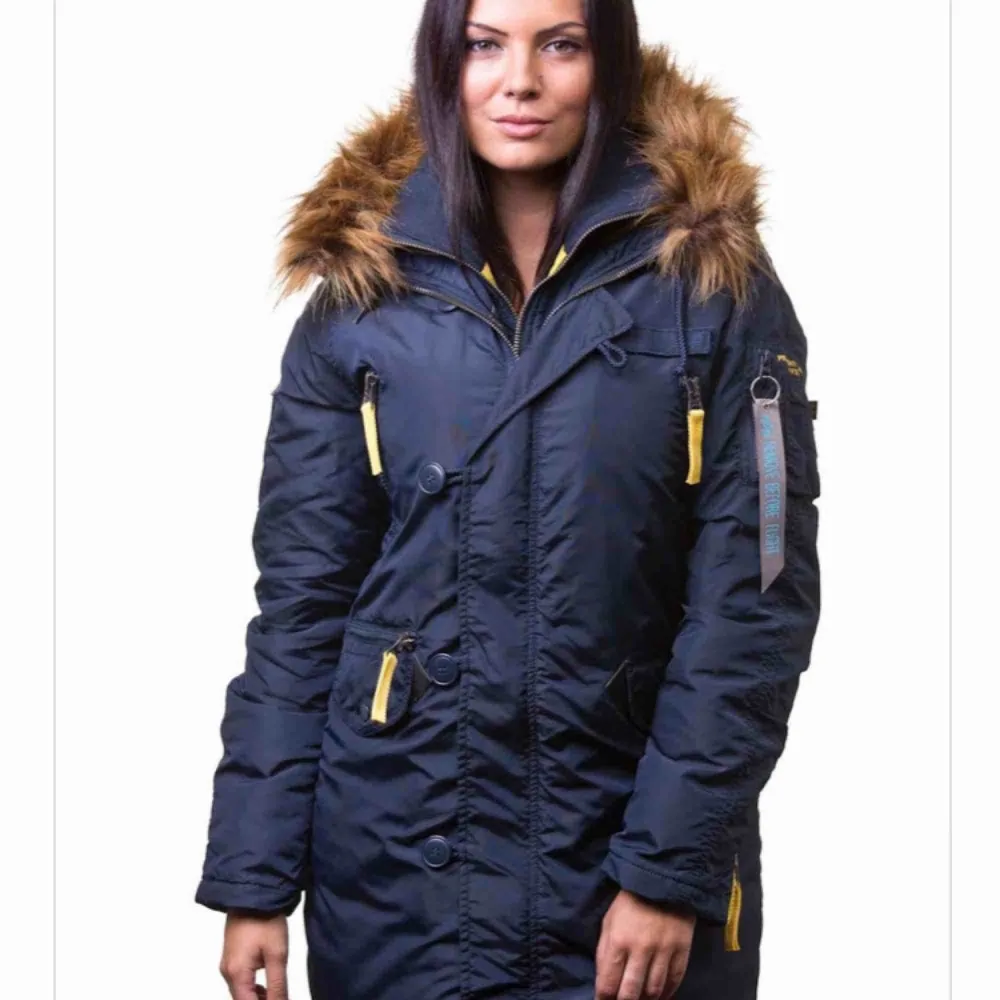 Alpha industries damjacka storlek M. Använd en vinter. Hel o fin, 1000kr plus frakt. . Jackor.