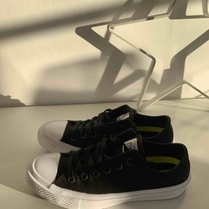  - Nästan nya Converse i storlek 37,5. Bara använda någon enstaka gång innan de blev för små.