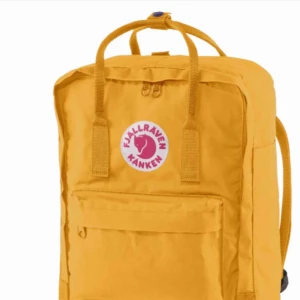  - Sååå snygg fjällräven väska, i den finaste gula färgen! Väskan är använd men i bra skick. Ett litet hål i det yttersta tyget (inte hela vägen igenom) därav det billiga priset, se sista bild!  Smutsig på undersidan men går att tvätta!  Frakt tillkommer🥰