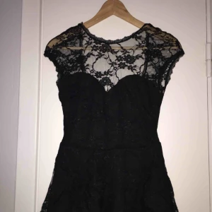  - Svart spetstopp från Gina Tricot