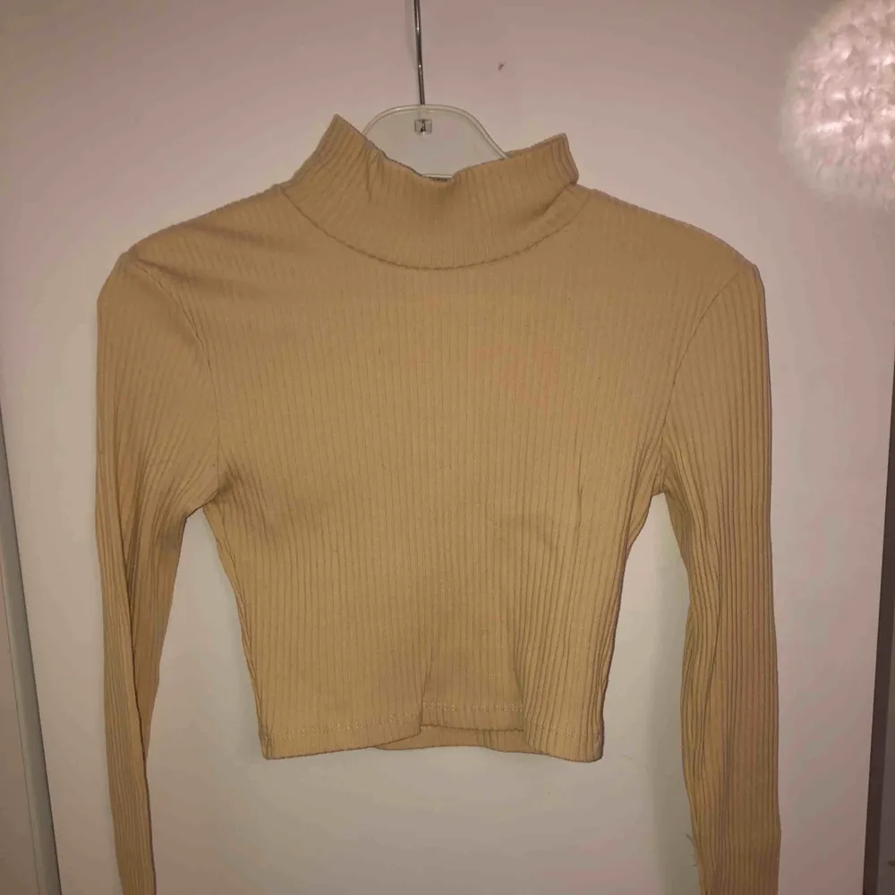 Beige kort ribbad polo tröja från rebecca Stella!🌟 köparen betalar frakt!. Toppar.