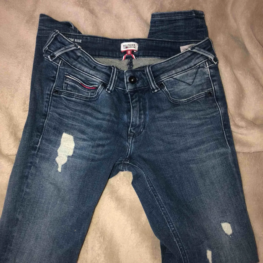 Jättefina jeans från Tommy Hilfiger, storlek 28/30! Säljes pga av fel storlek, aldrig använda. Köparen står för frakten, allt ska bort . Jeans & Byxor.