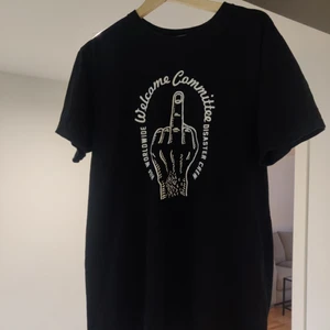  - Favvotröjan som tyvärr inte kommit till användning på ett tag. Den förtjänar ett bättre hem där den får visas upp som den förtjänar 🖤 den är väl använd men fortfarande fint skick! Frakt tillkommer på 50 kronor 🖤