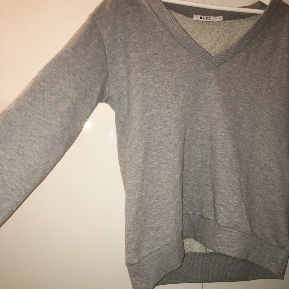 Grey Oversized Sweatshirt från NA-KD med v-ringning. Har bara använts en gång och tror sån kostar 349 kr vanligtvis. Köparen står för frakt :)). Hoodies.