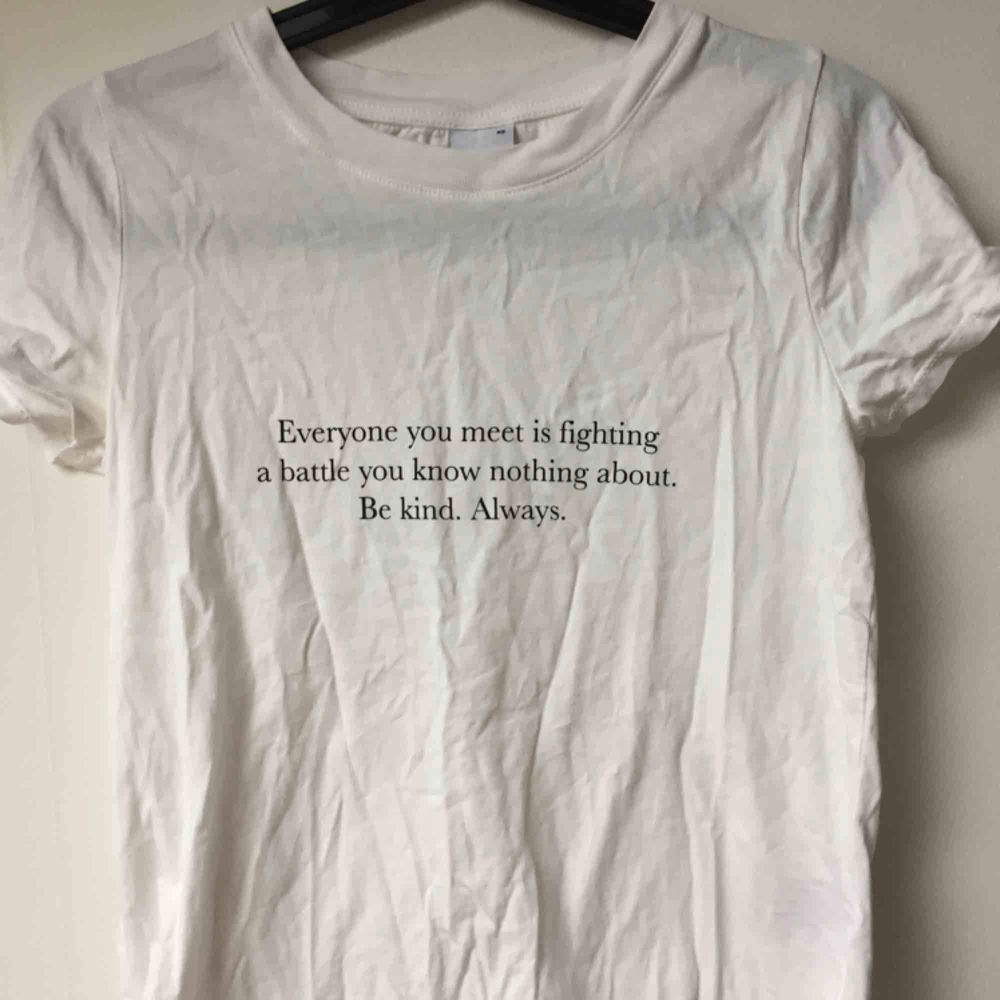 Den populära ”Noora” t-shirten. Det klassiska citatet från Skam. Fint skick, knappt använd. T-shirts.