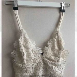  - Spets topp i storlek XS från Bikbok✨ Andvänt bara en gång, riktigt fin och fräsch! Frakt tillkommer😊