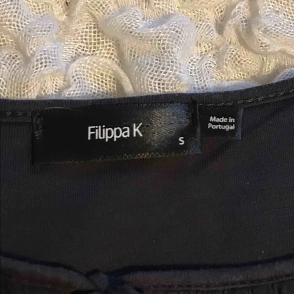 Jättefin mörkgrå blus från Filippa K använd ett fåtal gånger. Frakt ingår i priset. Blusar.