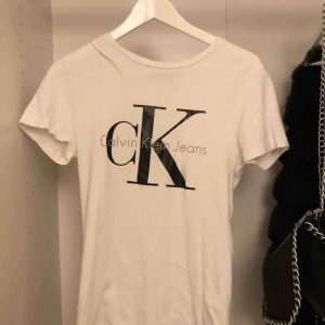  - knappt använd calvin klein t shirt i bra skick kan frakta eller mötas upp i Örebro
