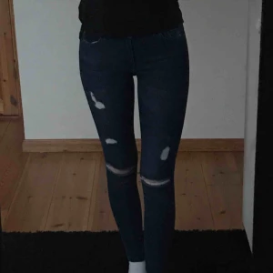  - Mörkblåa slitna jeans från hm, använda ett fåtal gånger Frakt ingår i priset 