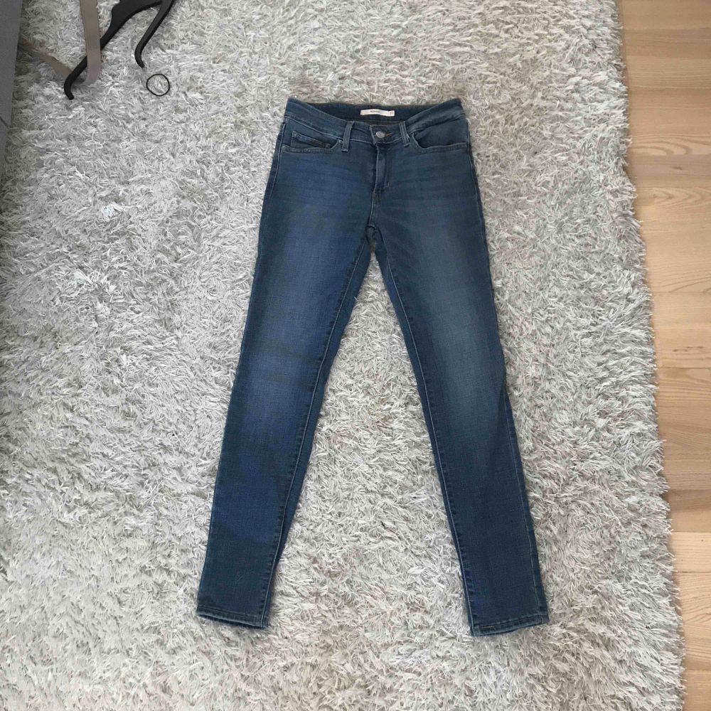 Ny Levis jeans använda 1 gång säljer dom tyvärr för att dom är för små men otroligt bekväma!. Jeans & Byxor.