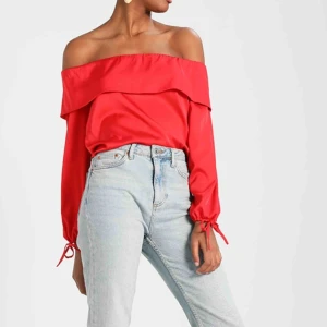  - Oanvänd off shoulder blus ifrån Andrea Hedenstedt kollektion med NA-KD.  Köparen står för frakt.