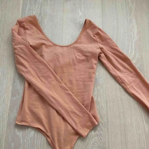  - Rosa/beige body från BikBok, strl S, endast använd på bild.