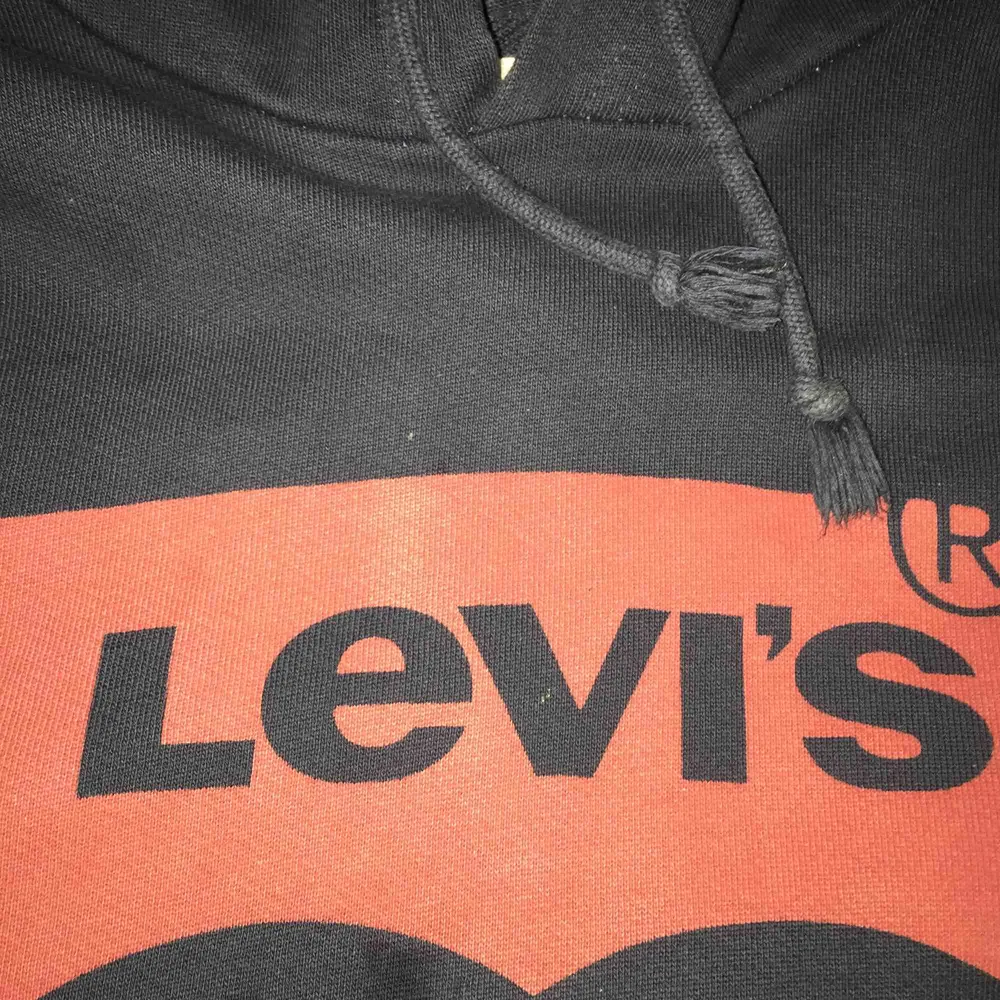 Jättefin mörkblå Levi's hoodie med röd box logo. Den sitter lite stort på mig och det är därför jag säljer den. Den skulle också passa jätte bra på någon med storlek M.. Hoodies.