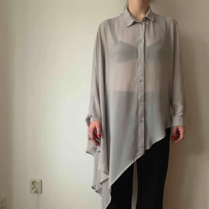 - Genomskinlig oversize skjorta från weekday