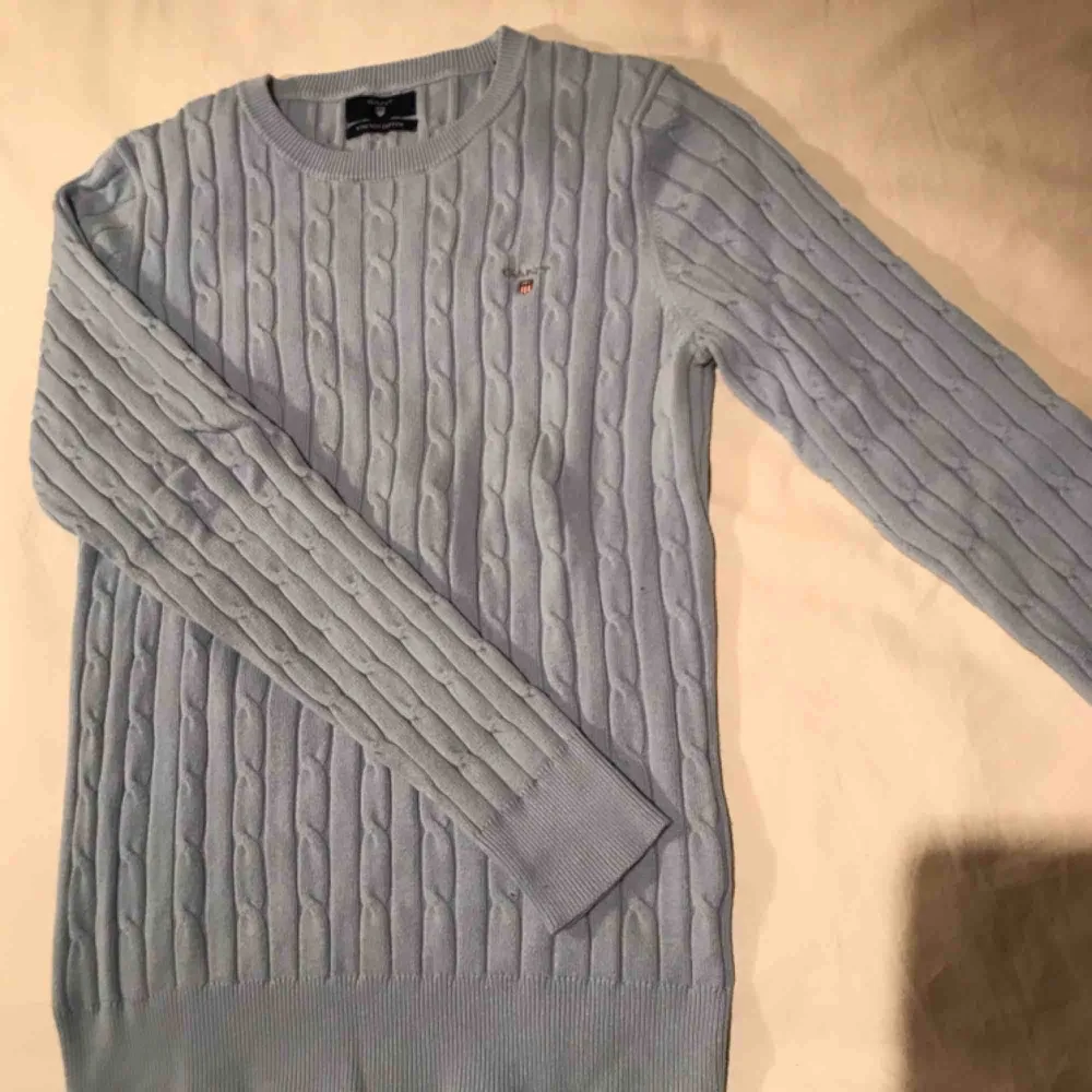 Fin kabelstickad tröja från Gant, använd ett fåtal gånger och köpt för 1199kr!🌸 priset är inklusive frakt, betalning via swish!. Stickat.