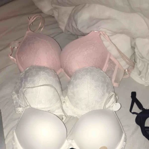  - Helt oanvända super push-up bh:ar från h&m. Alla förutom två har prislappen kvar. Säljes för 50kr/st två för 80kr. Frakt tillkommer om du ej kan mötas i Stockholm.   OBS! ROSA, VIT SPETS OCH SVART/BEIGE ÄR SÅLDA! 