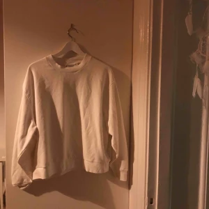  - Fin tröja från weekday. Nypris 300 nästan oanvänd strl medium :) 