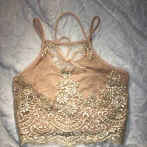  - Snygg festtopp från RIVER ISLAND perfekt till nyår eller andra festligheter! 