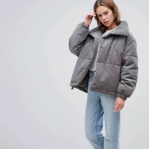  - Säljer denna råsnygga jacka från Asos pga dubbla vinterjackor i julklapp. Nypris var typ 800-900 på Asos. Tyget är lite manchesteraktigt. Finns att hämta på Kungsholmen, annars kan vi dela på frakten :-)