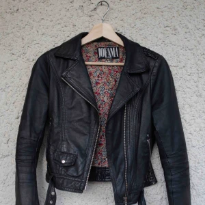  - Skinnjacka från jofama by Kenza. Väldigt sparsam använd. Nypris 2400