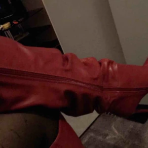  - Mörkröd knä högklackade skor  Oanvänd  Ifrån justfab 