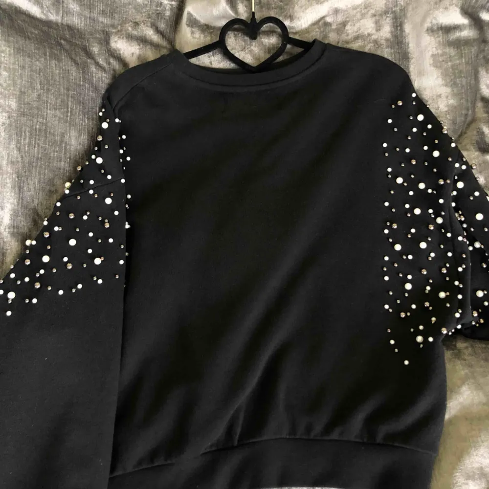 Supersnygg svart tröja från Ivy Revel (kenzas märke) i strl Onesize. Passar mig som vanligtvis har S i storlek! Nypris är 799 kr. . Tröjor & Koftor.