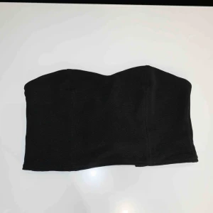  - En svart bandeu top men snygg korsning i ryggen ifrån bershka. Storlek m, men väldig justerbar, passar även S. Köparen står för frakten📦☺️