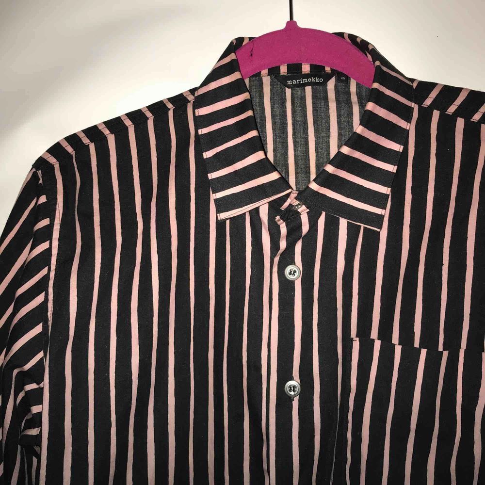 Blå och rosa randig Marrimekko skjorta i storlek XS. Använd fåtal gånger så skjortan är i fint skick! 100% bomull. Boxig i modellen. Kan mötas upp i Stockholm eller fraktas. Köparen står för frakten. . Skjortor.