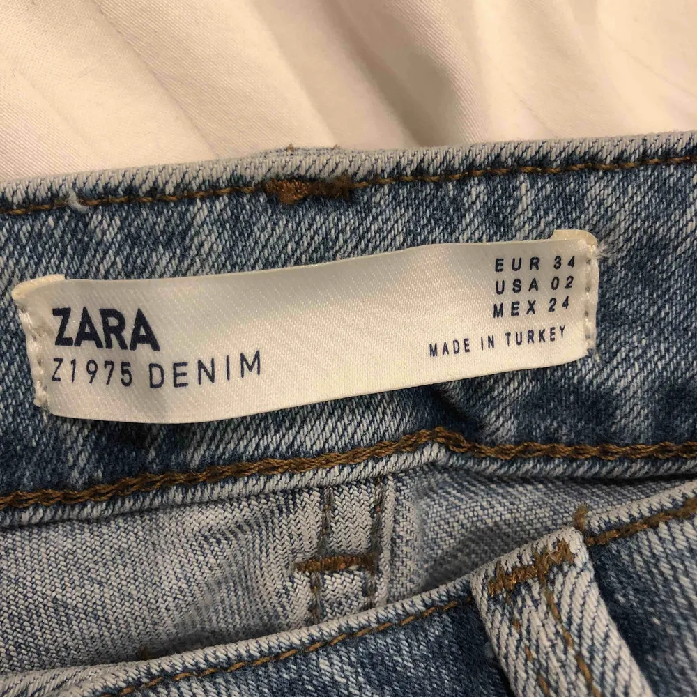 Nya jeans från Zara, aldrig använda bara testade! Sitter jätte bra och lätt att hitta passande outfit till! Ordinär pris 399 kr men säljes för 200kr! Möttes gärna upp i Stockholm! Frakt står köparen för! Skriv för bättre bilder!. Jeans & Byxor.