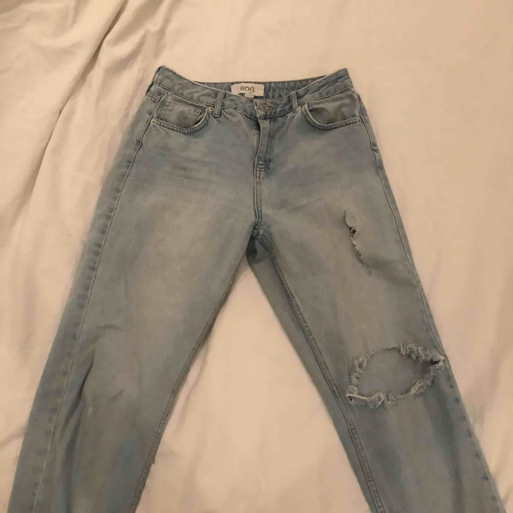 Mom jeans, hög midja, två snygga hål! Frakt tillkommer! ❤️ . Farkut & Housut.