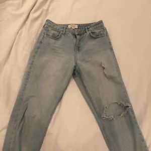 - Mom jeans, hög midja, två snygga hål! Frakt tillkommer! ❤️ 