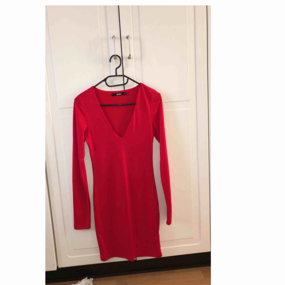 Superfin röd klänning, använd vid ett tillfälle! . Klänningar.