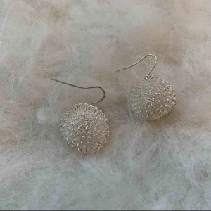  - Kan mötas upp vid t-centralen eller Odenplan, kan skicka via post 10kr på frakt