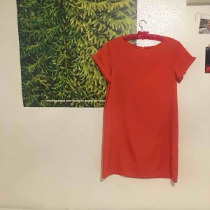  - Orange klänning från Ichi, mycket sparsamt använd. Färgen är mest lik de två första bilderna.