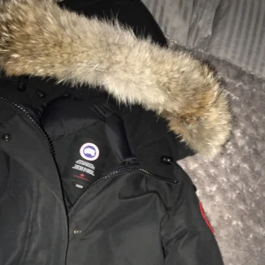 - Säljer min Canada goose helt ny, köpte fel storlek, äkta med extra stor päls.