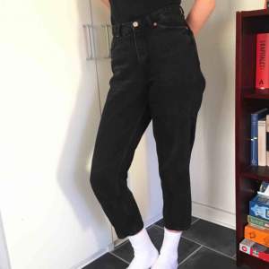 Svarta Taiki jeans från monki i storlek 27. Fint skick. Lite korta på mig som är 175 cm. Finns bilder på Monkis hemsida (nypris 400). FRAKTEN INRÄKNAD i priset.
